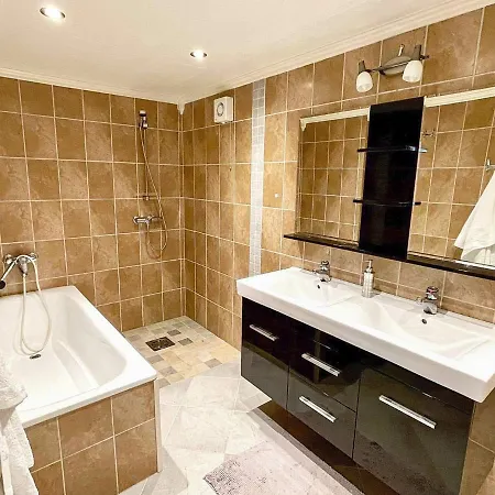 Two-bedroom In Laupstad 4 *