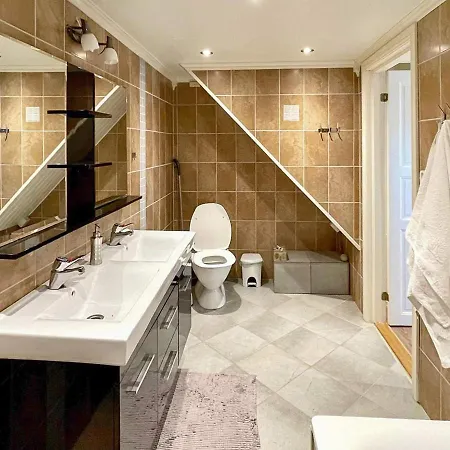 Two-bedroom In Laupstad 4 *